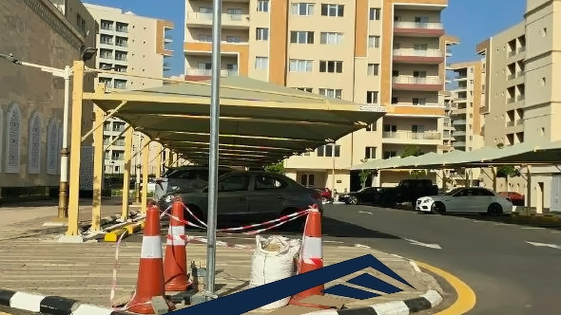 مظلات مواقف سيارات بتغطية خارجية