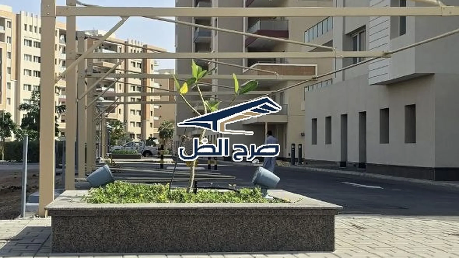 مظلات مواقف سيارات بتغطية خارجية