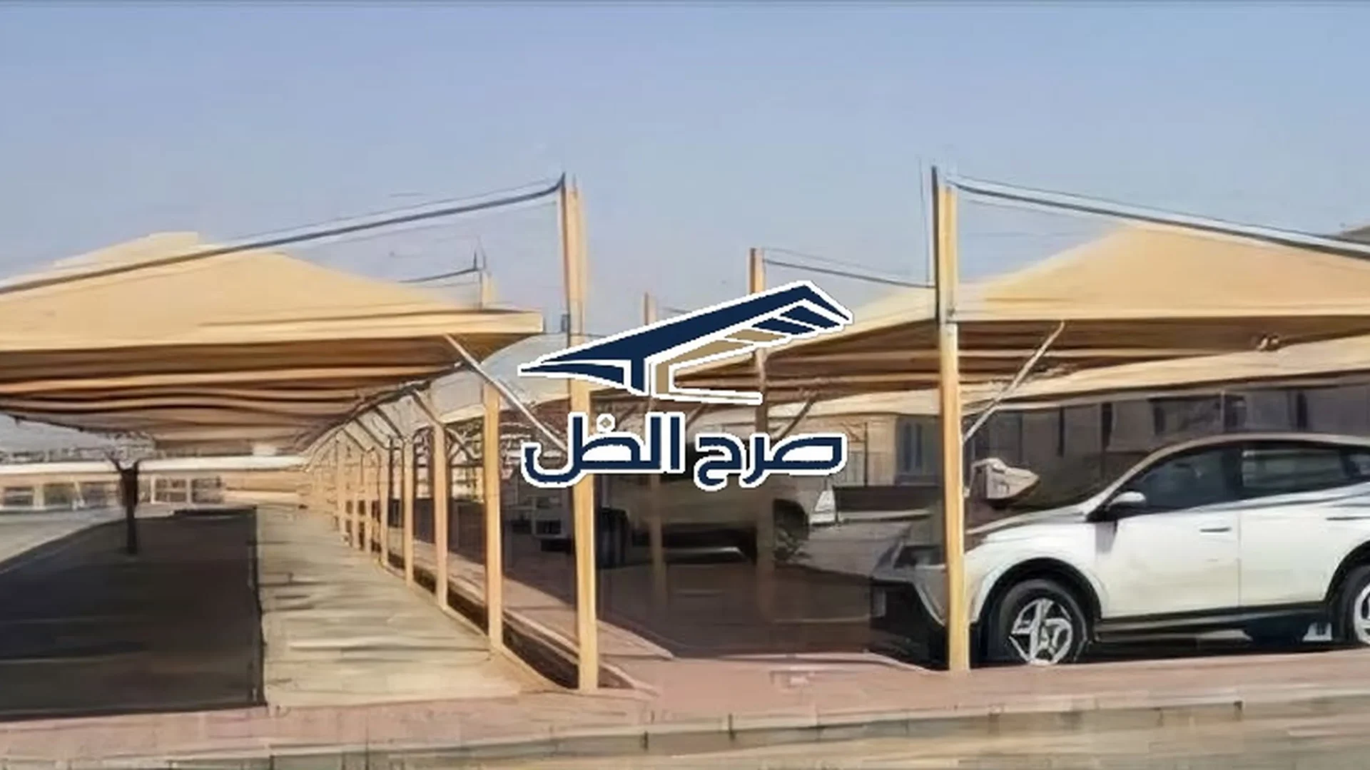صفوف مظلات ممتدة في ساحة واسعة