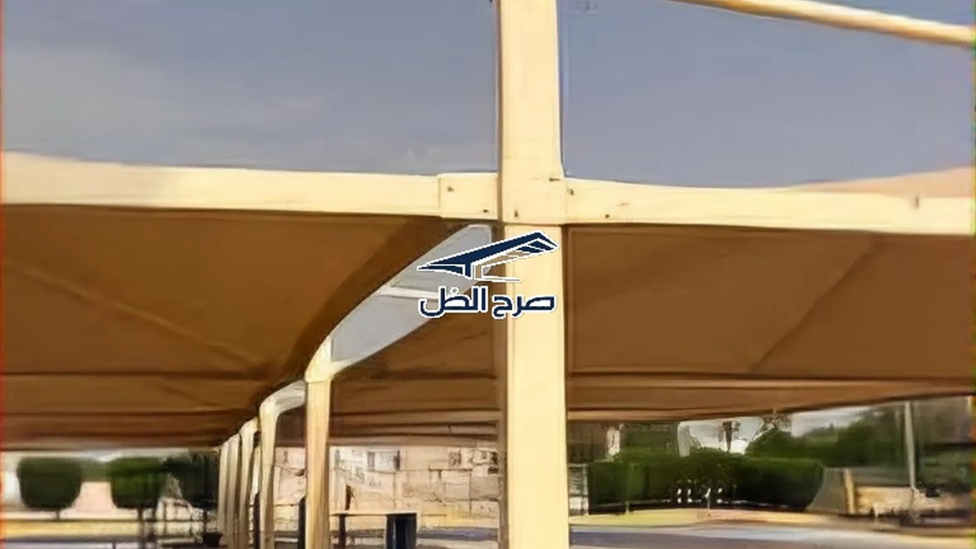 هيكل مظلة كبير في ساحة مفتوحة