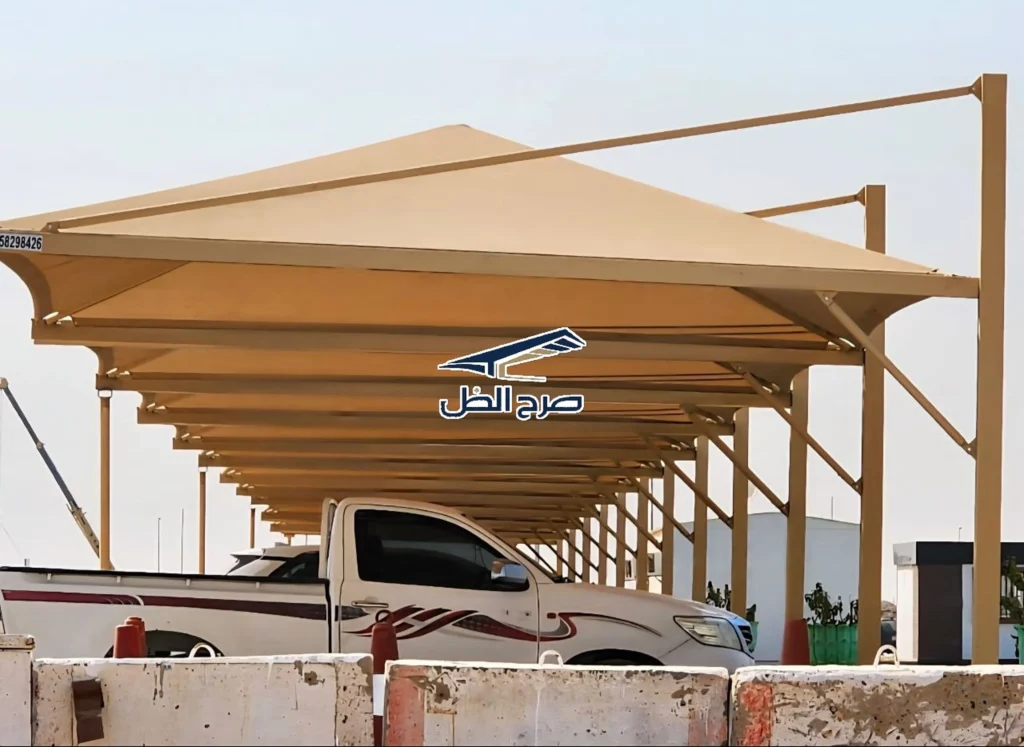 صف طويل من مظلات مواقف السيارات
