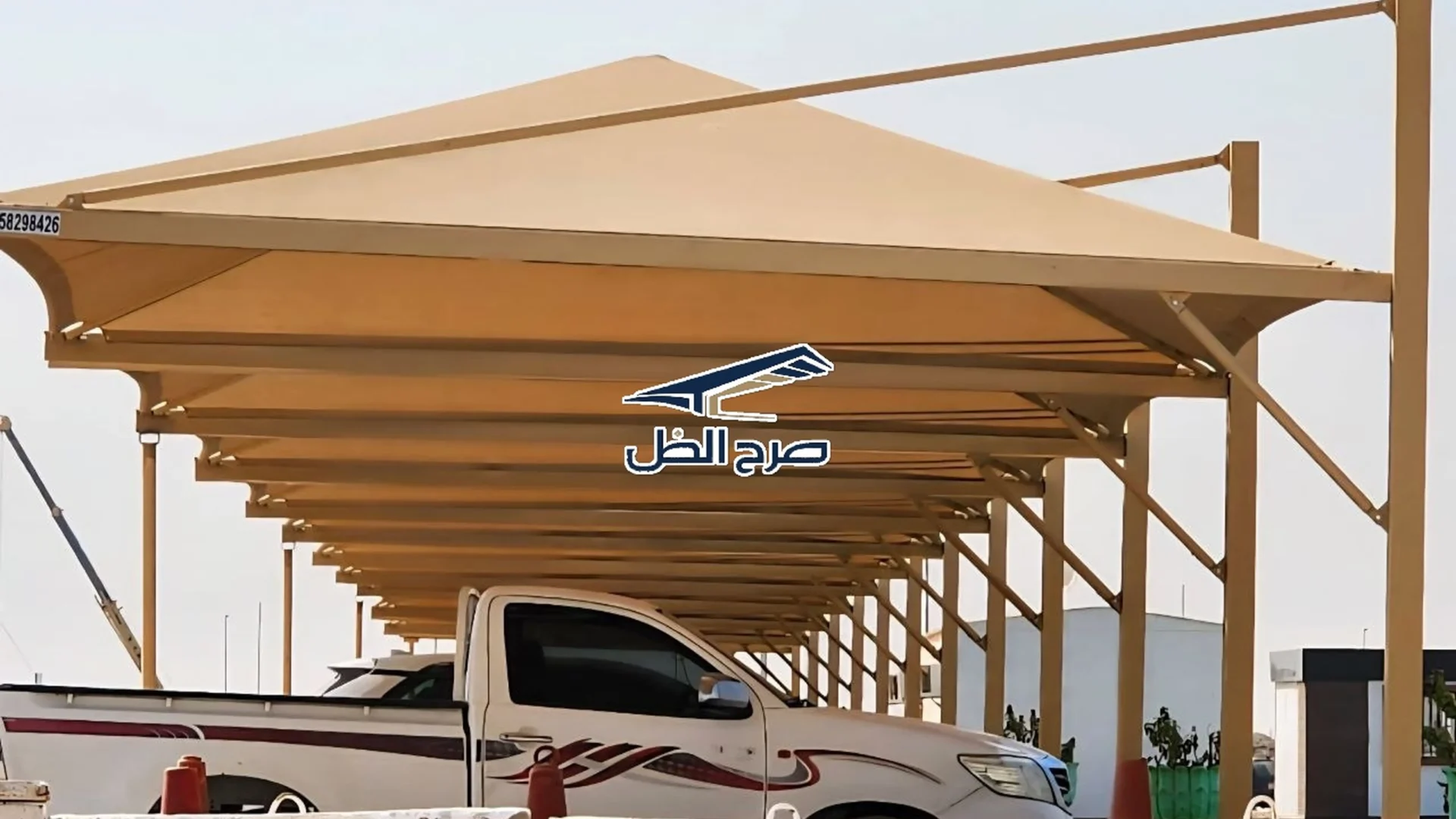 صف طويل من مظلات مواقف السيارات