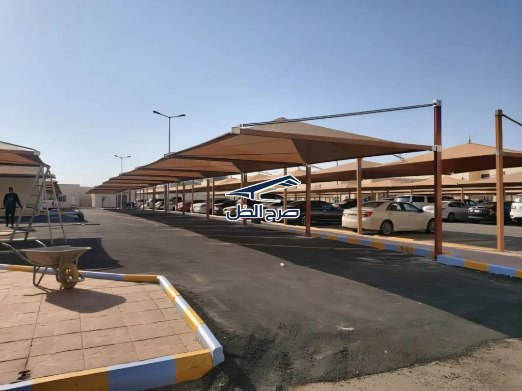 مظلات مواقف واسعة تغطي صفوفاً من السيارات