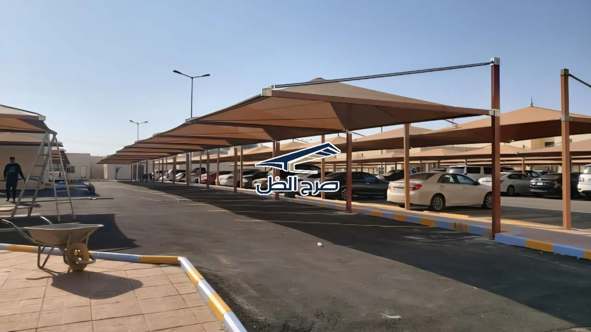 مظلات مواقف سيارات في مساحة تجارية
