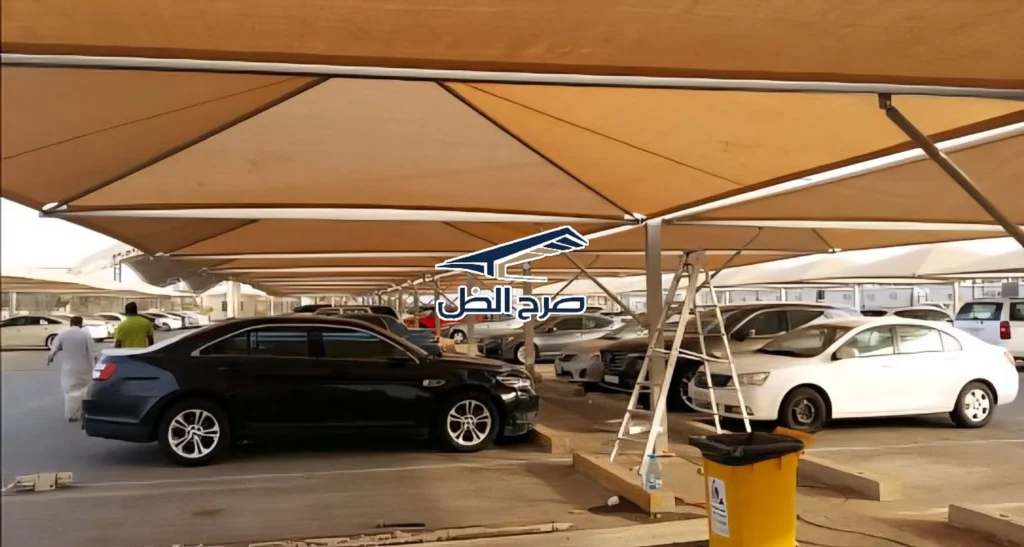 مظلات سيارات متجاورة فوق عدة مركبات.