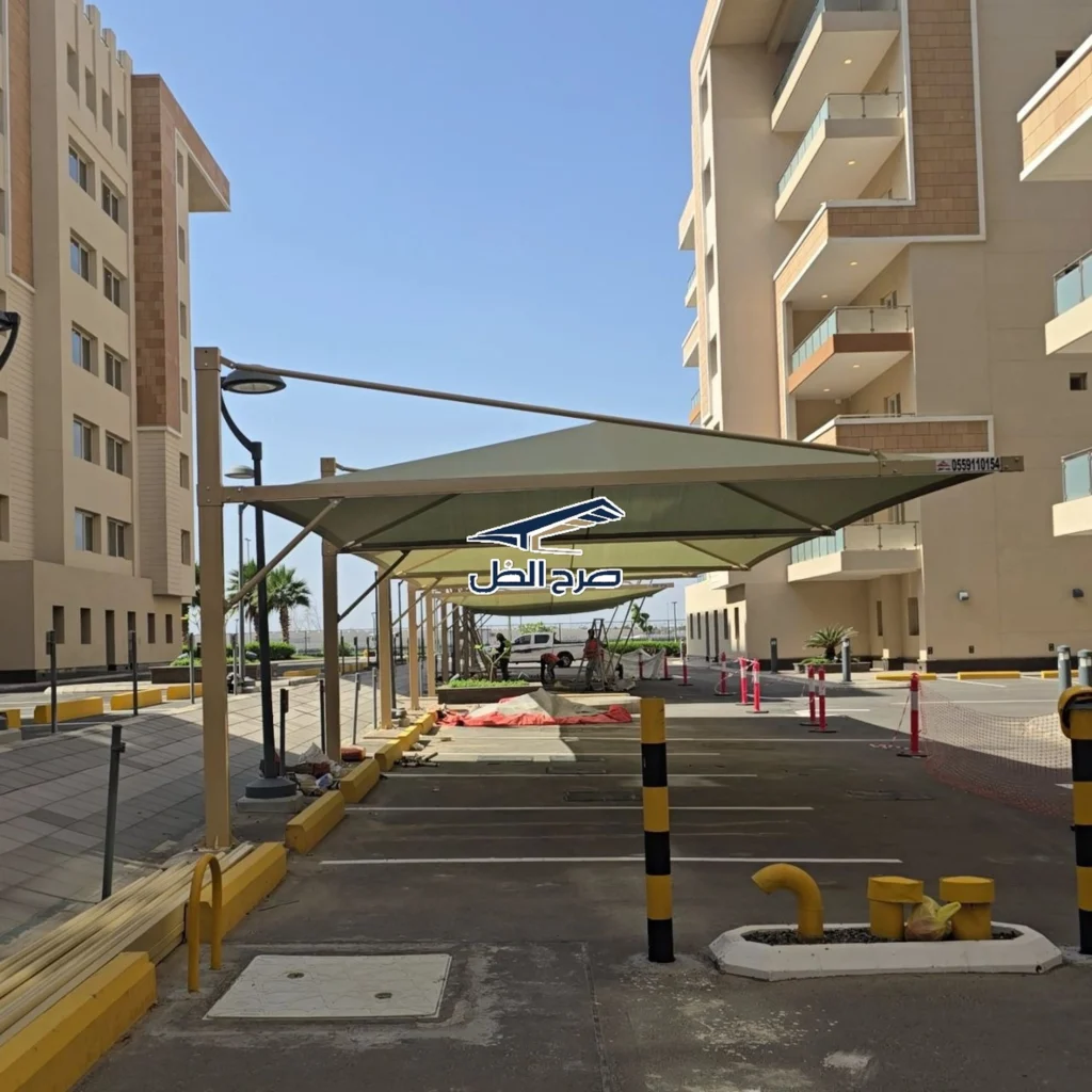 مظلة موقف سيارات أمام مبنى