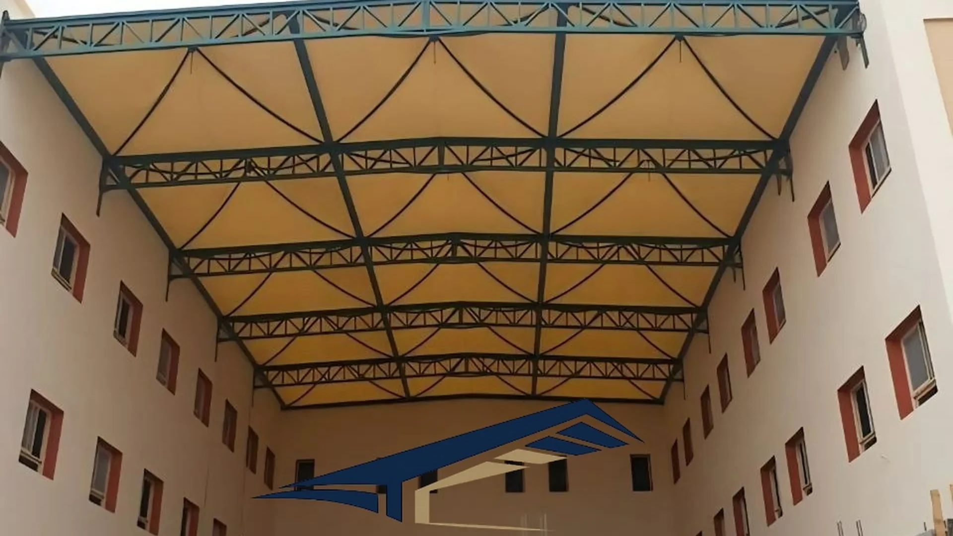 مظلة مقوسة كبيرة فوق فناء منشأة