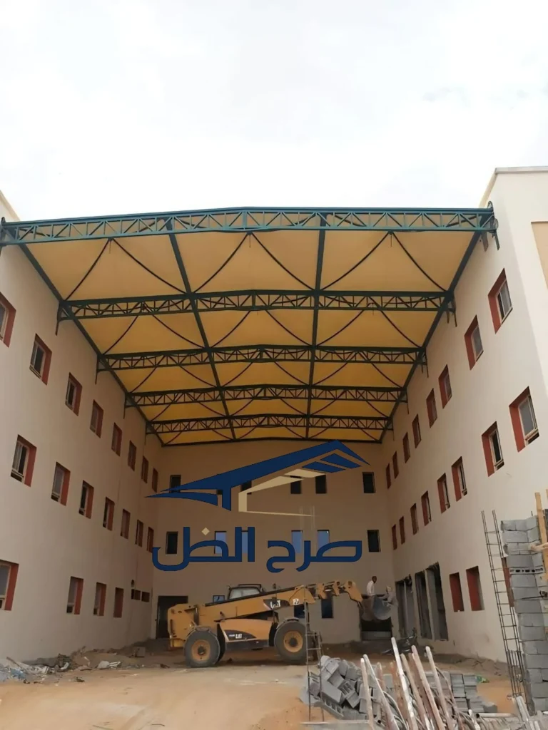 مظلة مقوسة كبيرة فوق فناء منشأة