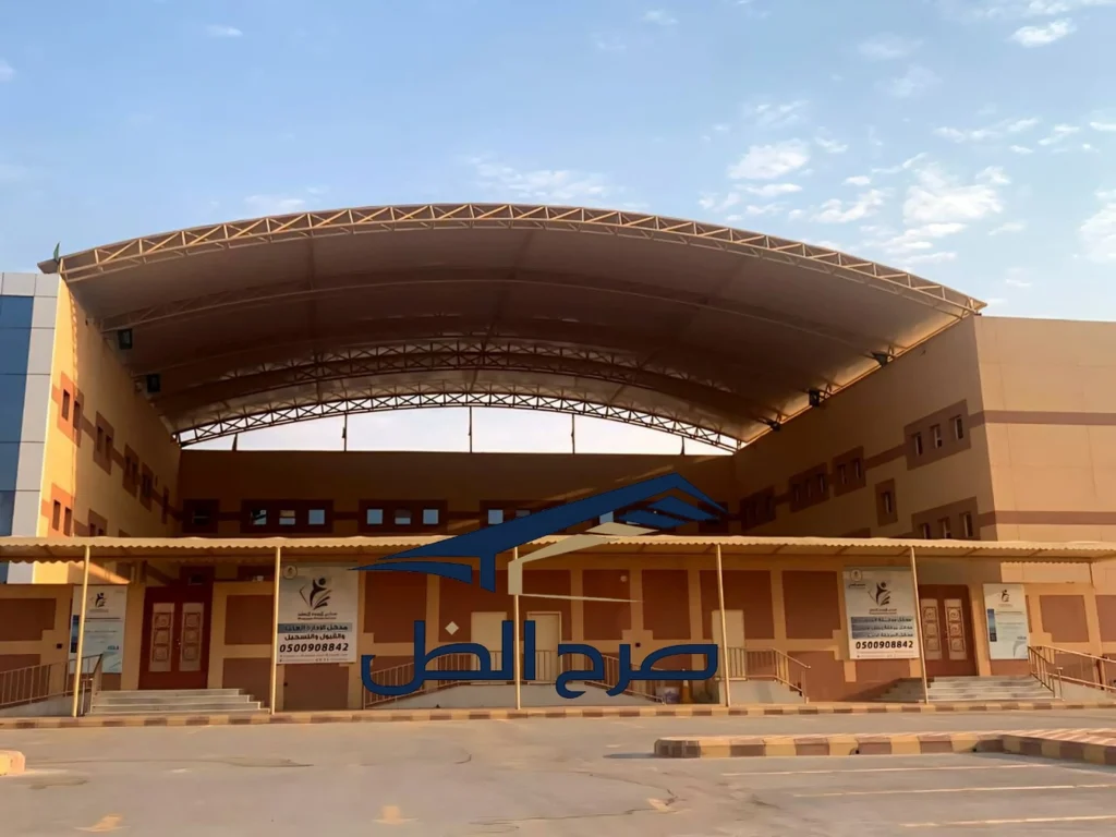 مظلات مواقف متعددة تغطي صفوفاً من السيارات
