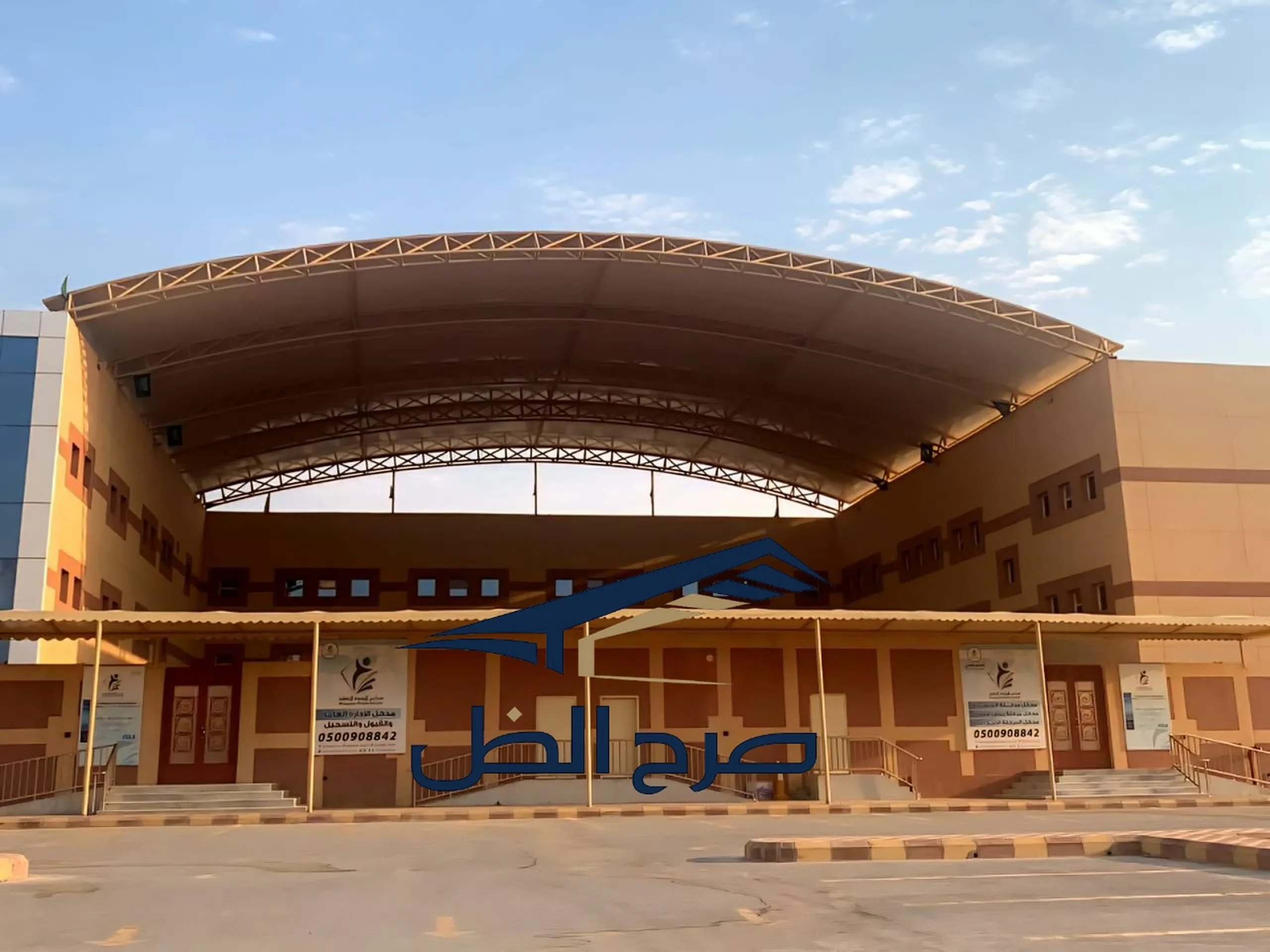 مظلات مواقف متعددة تغطي صفوفاً من السيارات