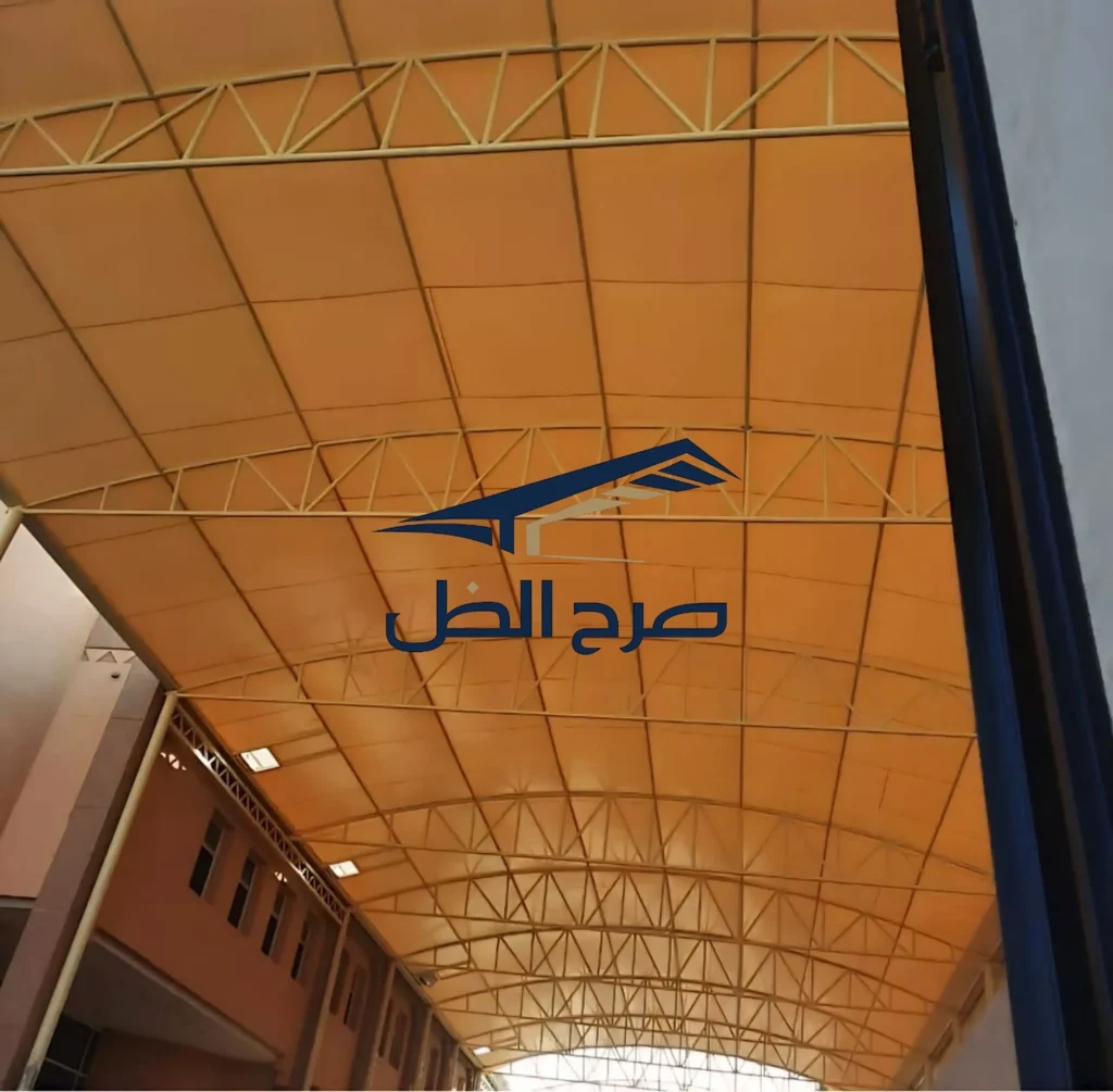 تفاصيل الهيكل المعدني أسفل مظلة مقوسة