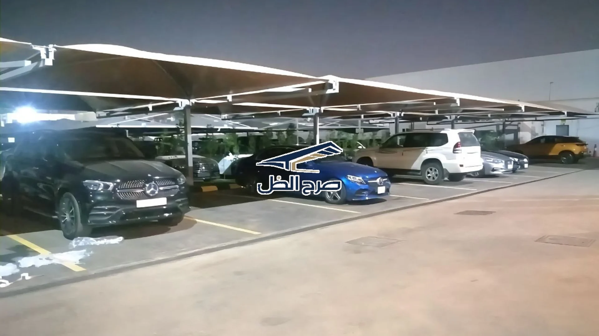 مظلات مواقف سيارات بتغطية خارجية