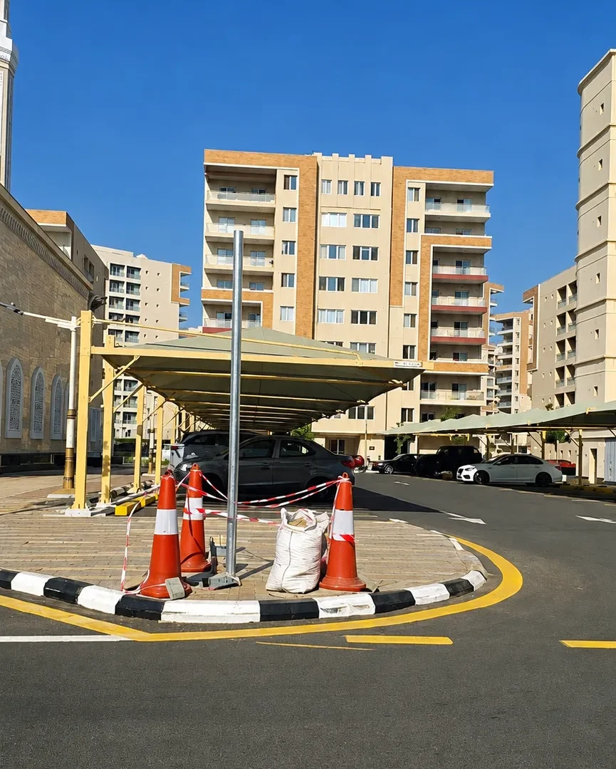 مظلة سيارات في موقف خارجي