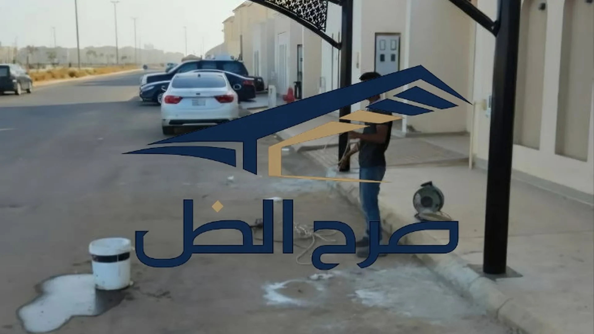 مظلات سيارات بتصميم زخرفي أمام مبنى