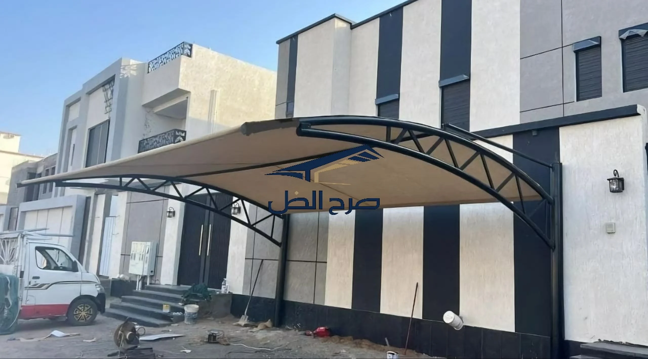 مظلة سيارات مقوسة أمام فيلا حديثة