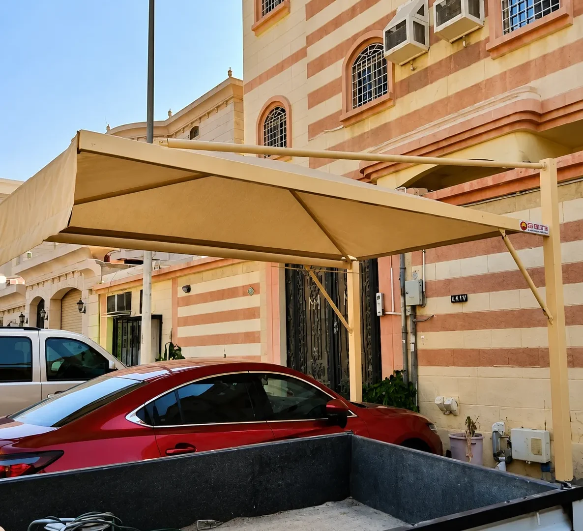 مظلة سيارات في موقف خارجي