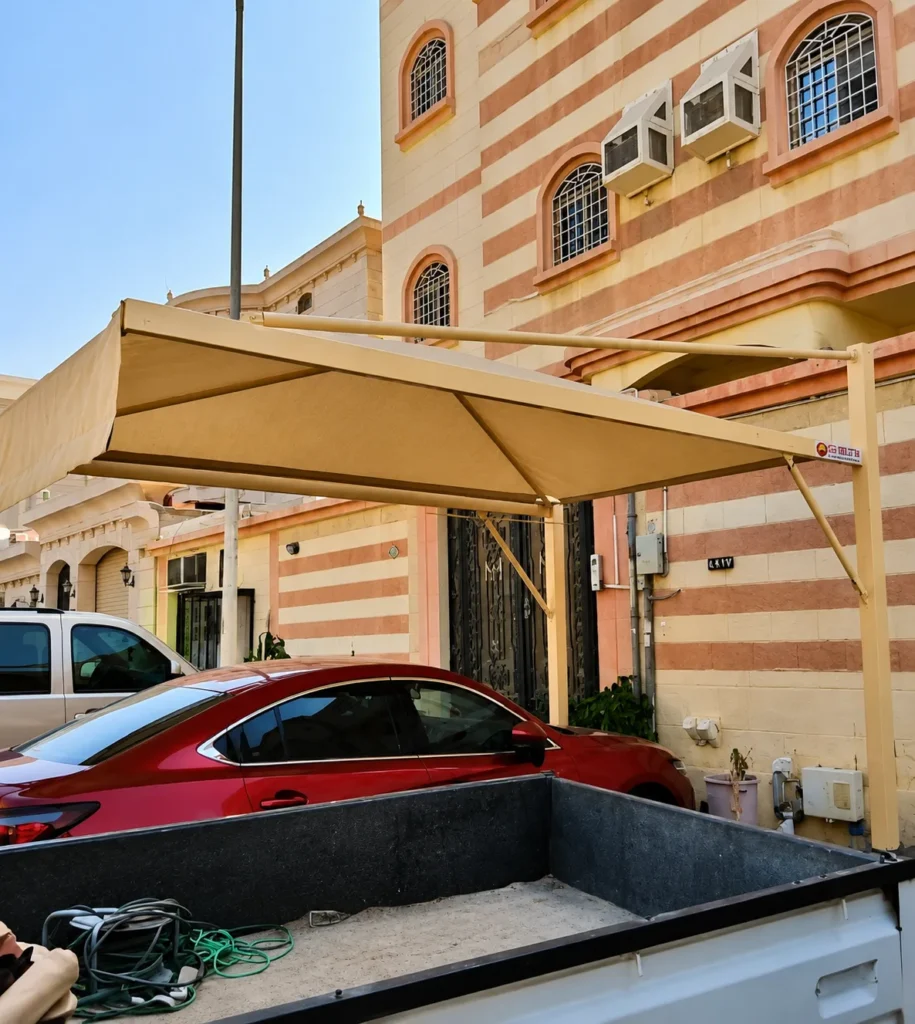 مظلة أمام مدخل منزل مع سيارة ومساحة دخول سكنية