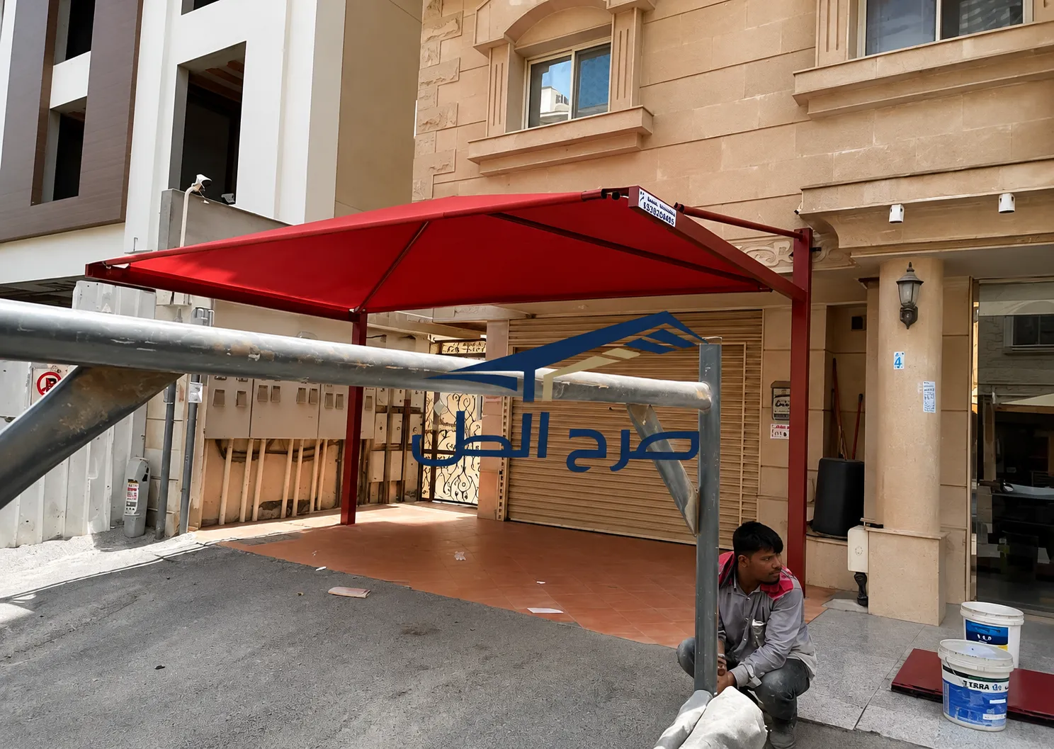 مظلة سيارات في موقف خارجي