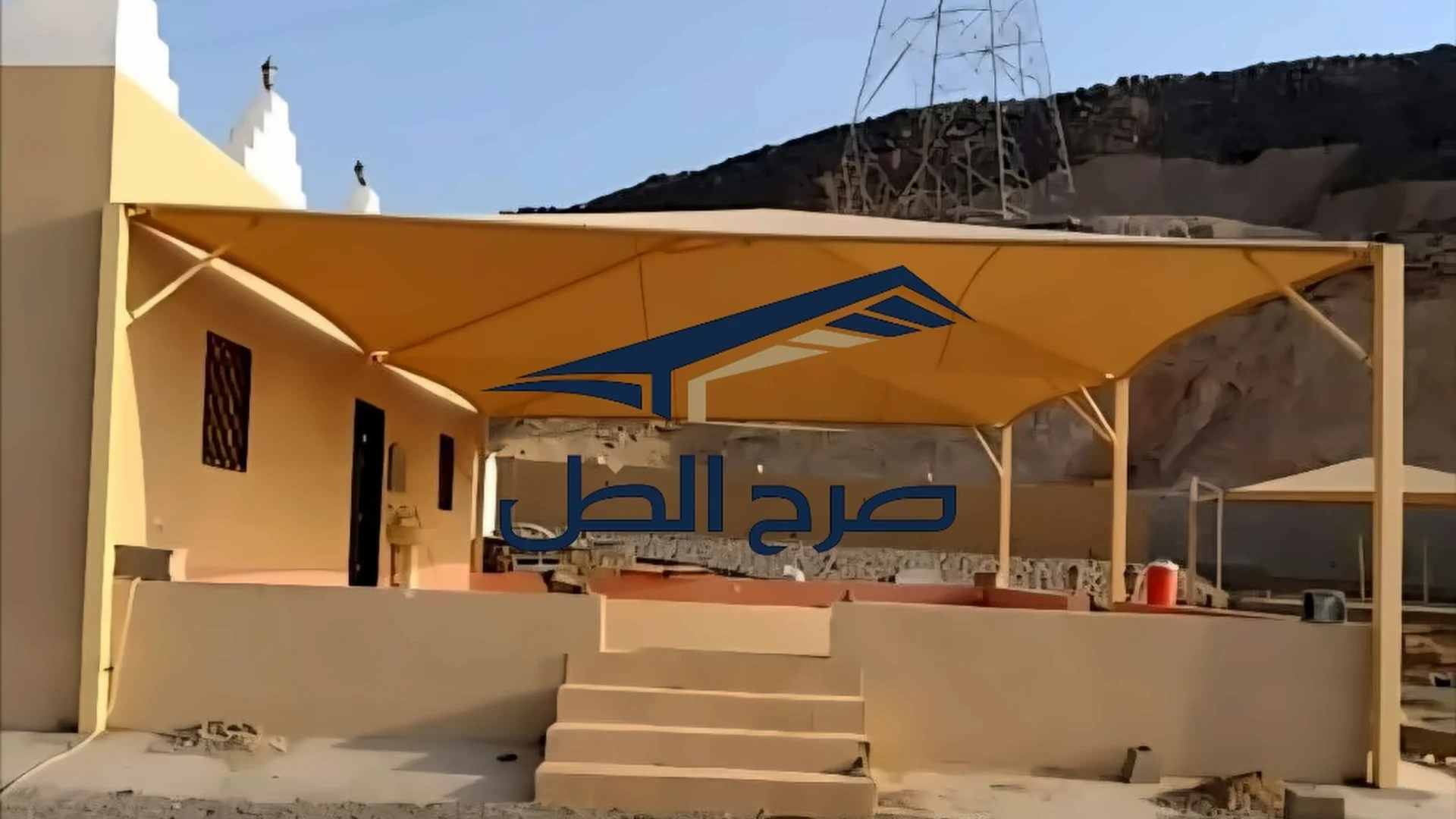 مظلة سيارات في موقف خارجي