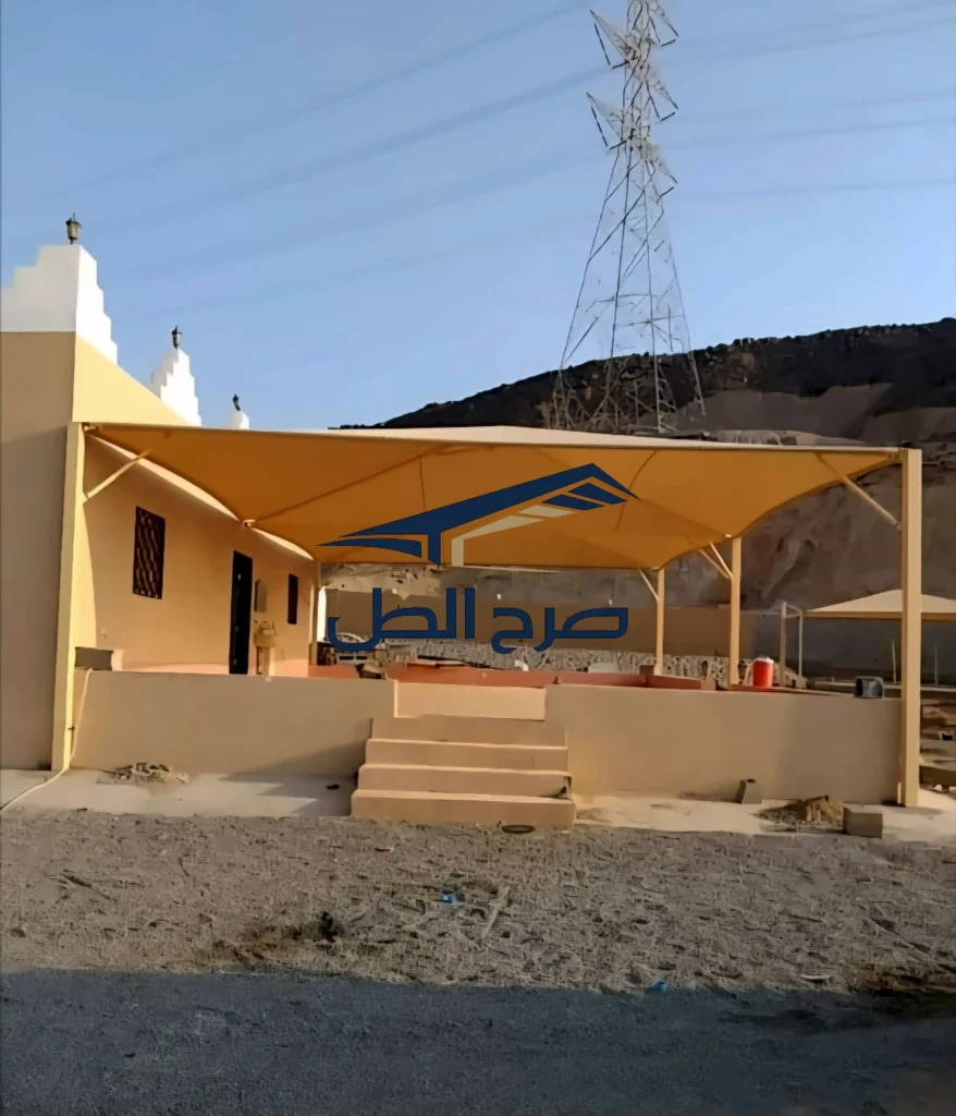 مظلة خارجية واسعة أمام واجهة منزل.