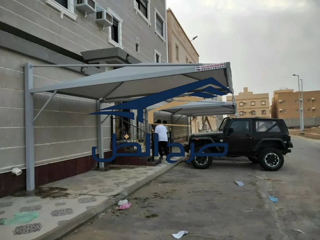 تركيب مظلة سيارات أمام فيلا مع عامل