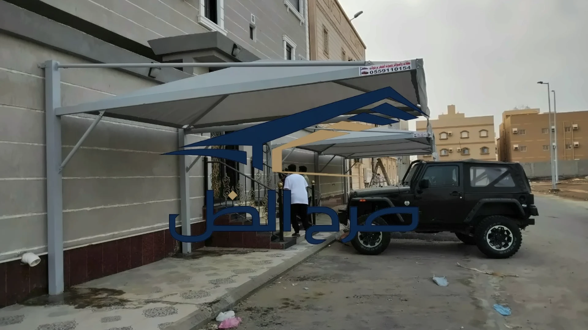 تركيب مظلة سيارات أمام فيلا مع عامل