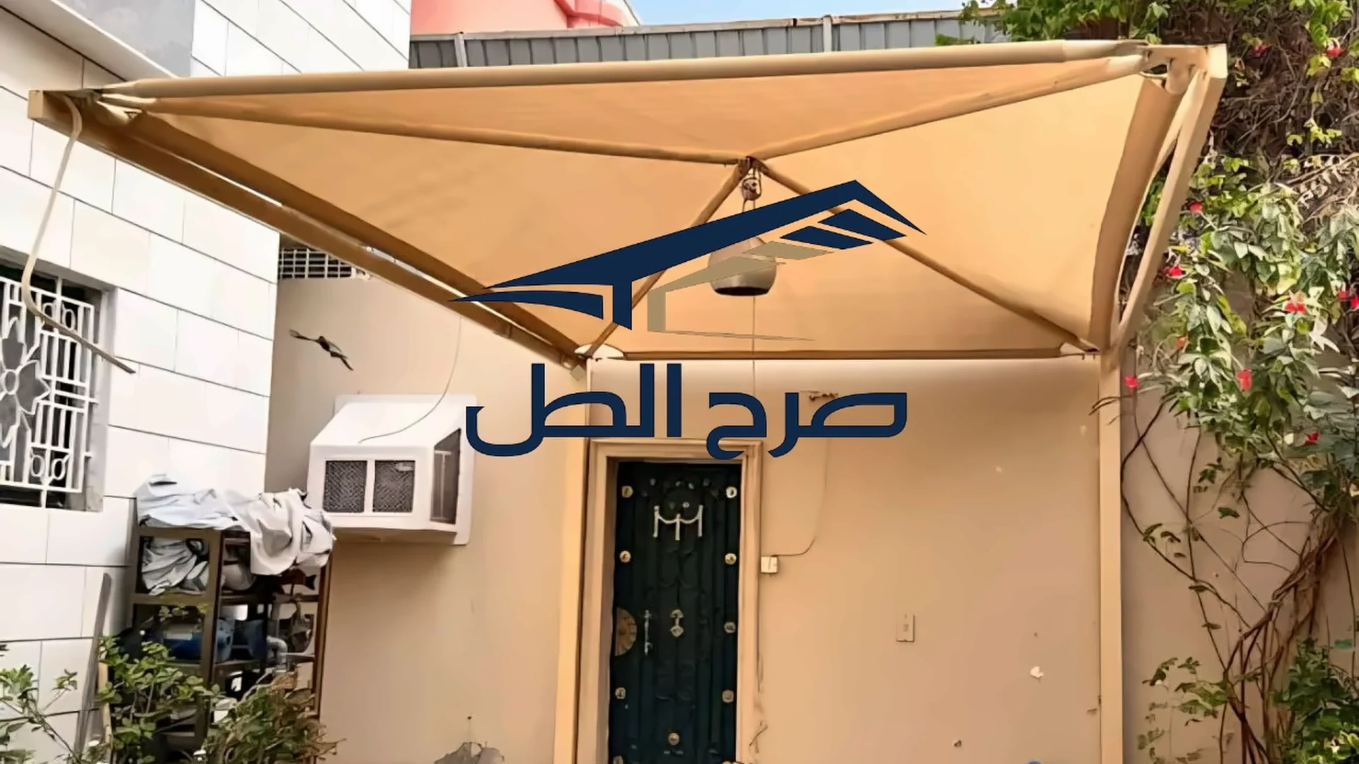 مظلة سيارات في موقف خارجي