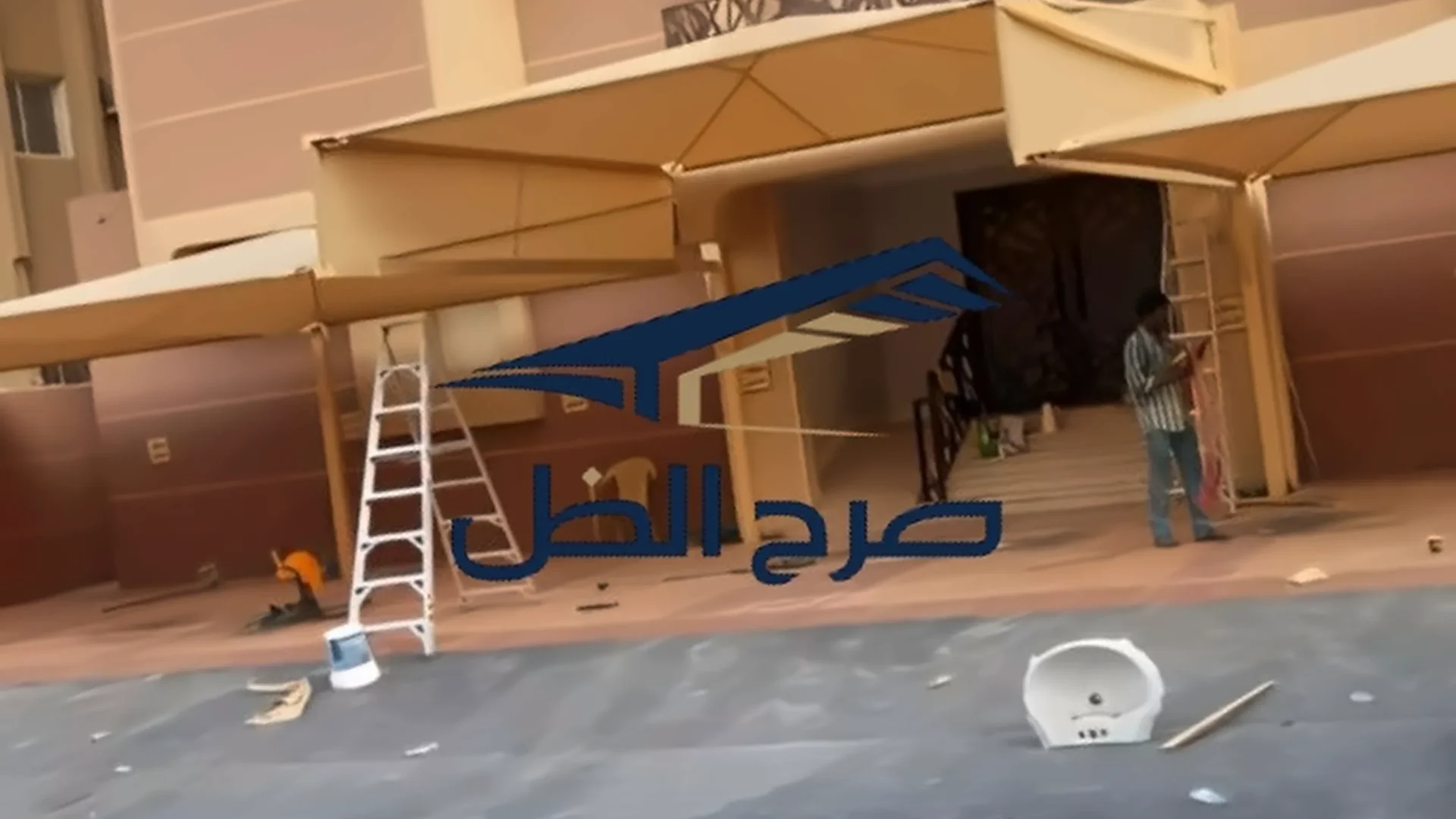 مظلة سيارات في موقف خارجي