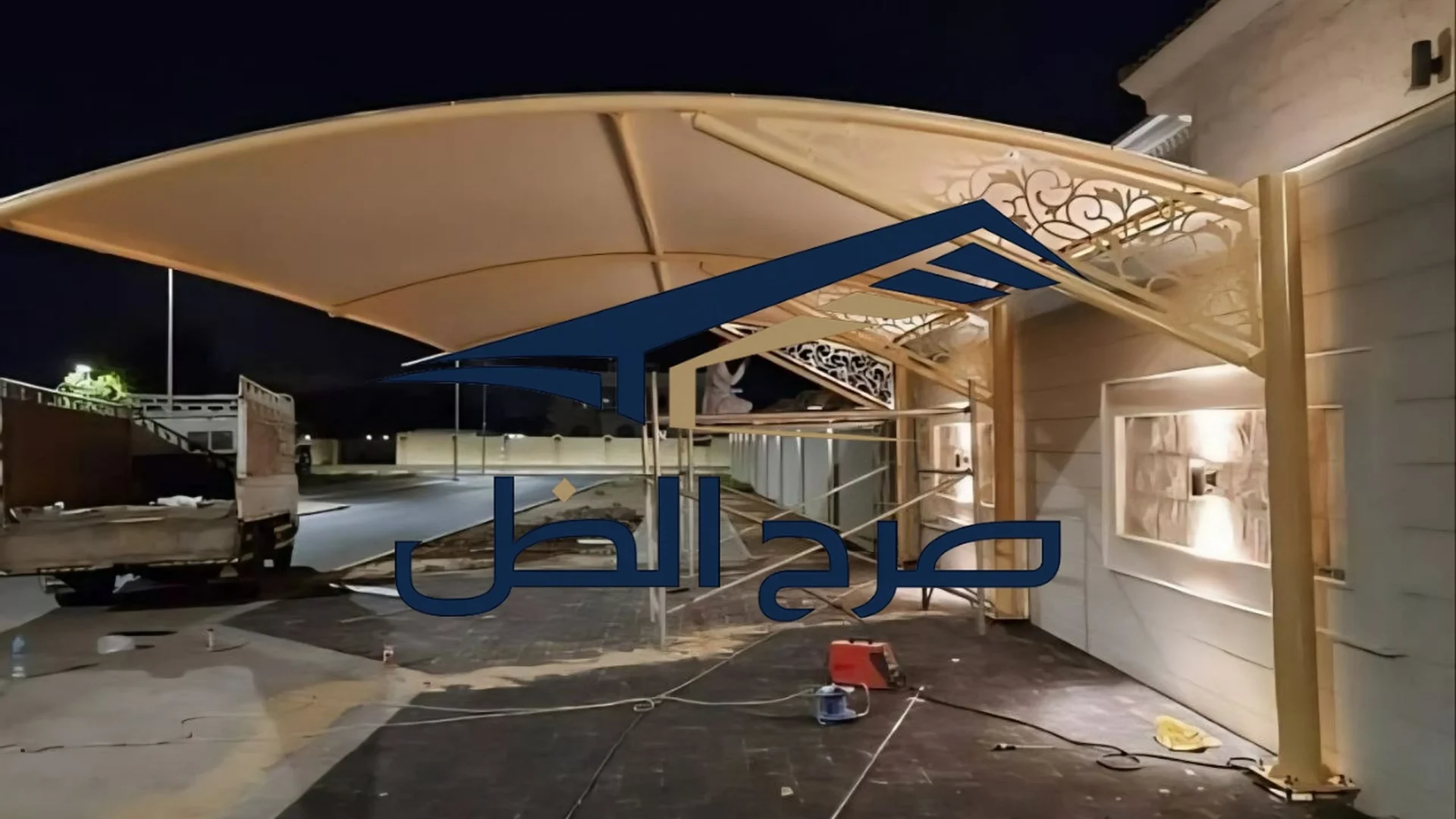 مظلة سيارات في موقف خارجي