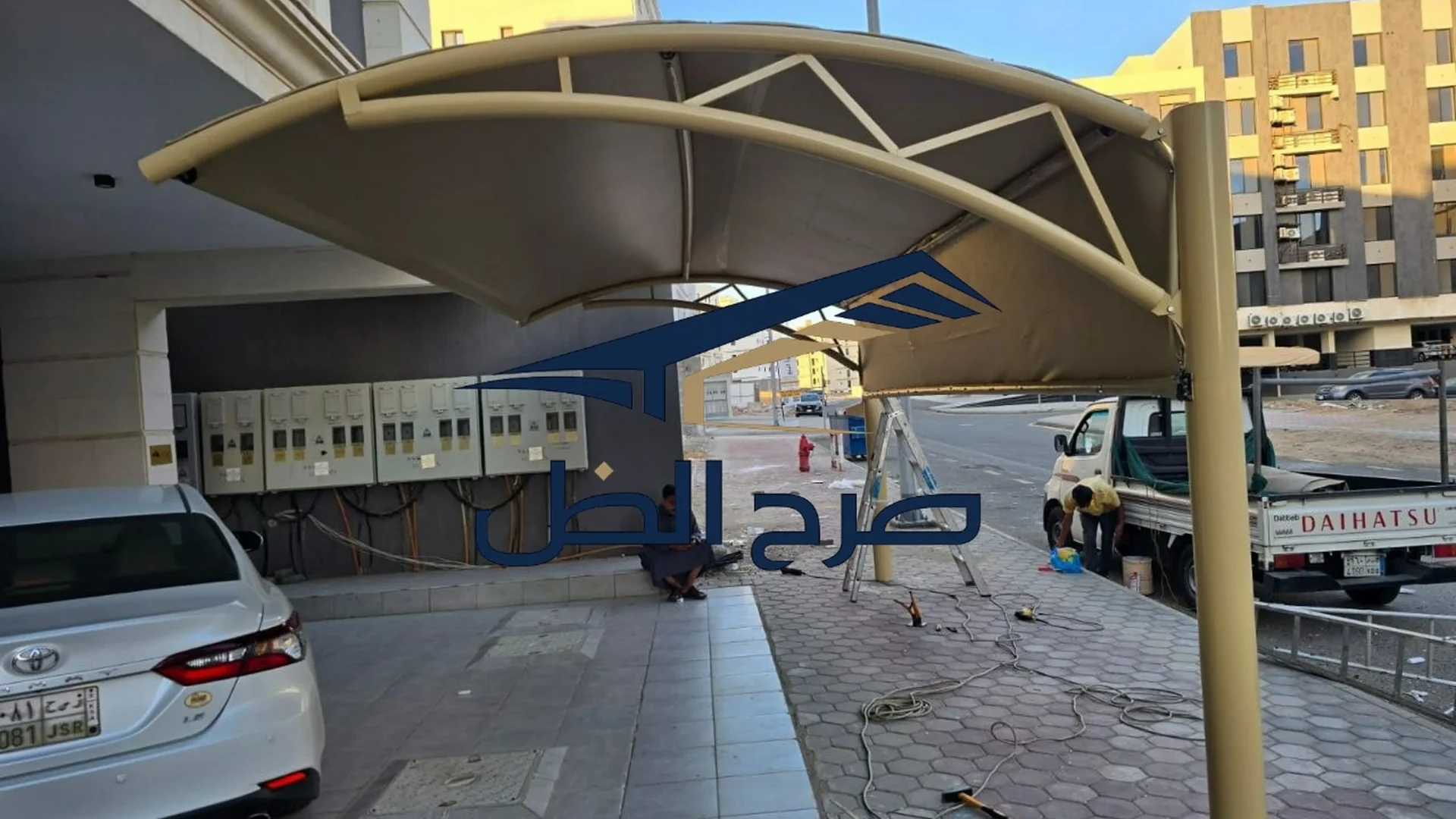 مظلة سيارات في موقف خارجي