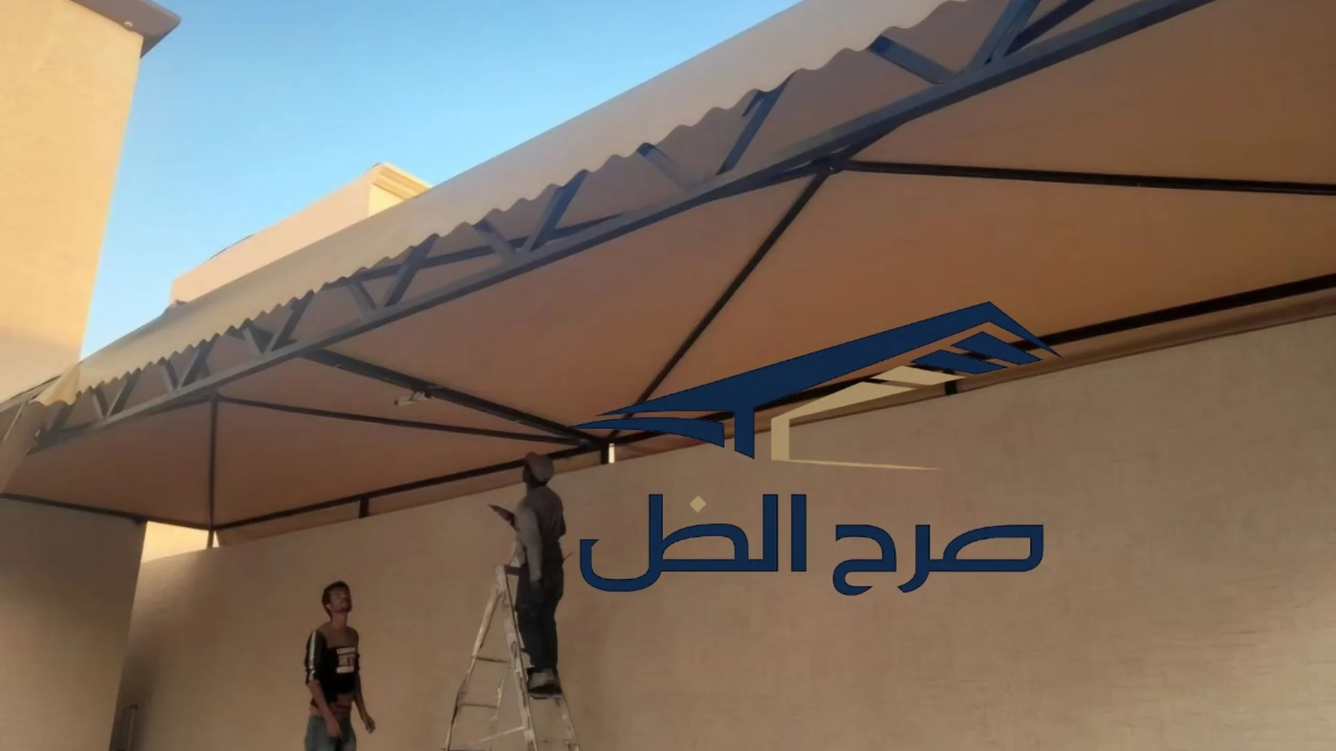 مظلة سيارات في موقف خارجي