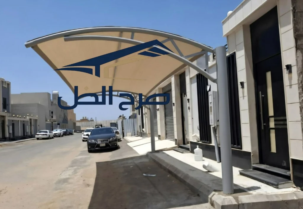 مظلة منحنية أمام مبانٍ سكنية في شارع داخلي