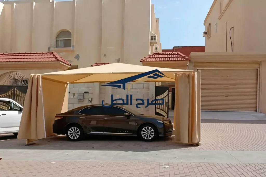 مظلة سيارات بلون محايد أمام منزل