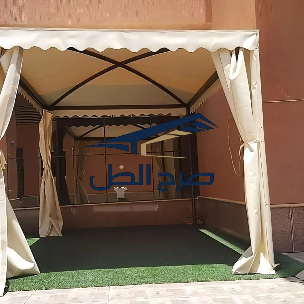 مظلة جلسة خارجية مغطاة بقماش وستائر