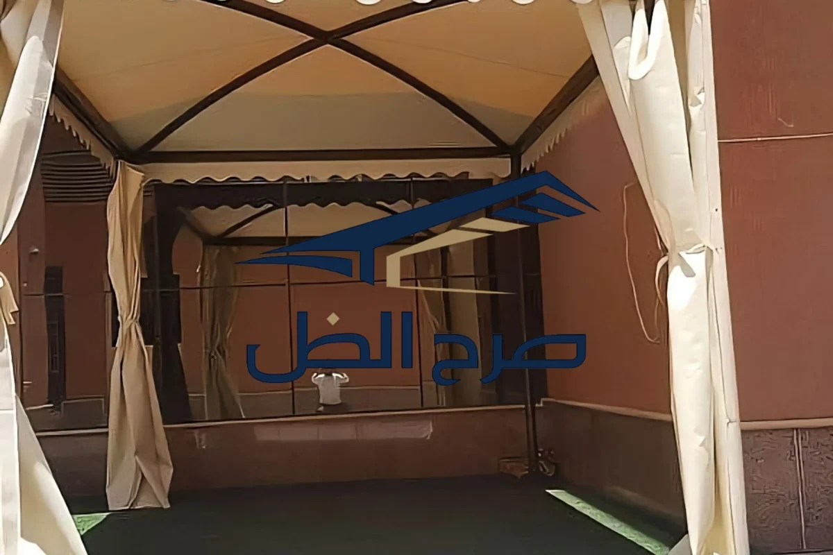 مظلة جلسة خارجية بستائر