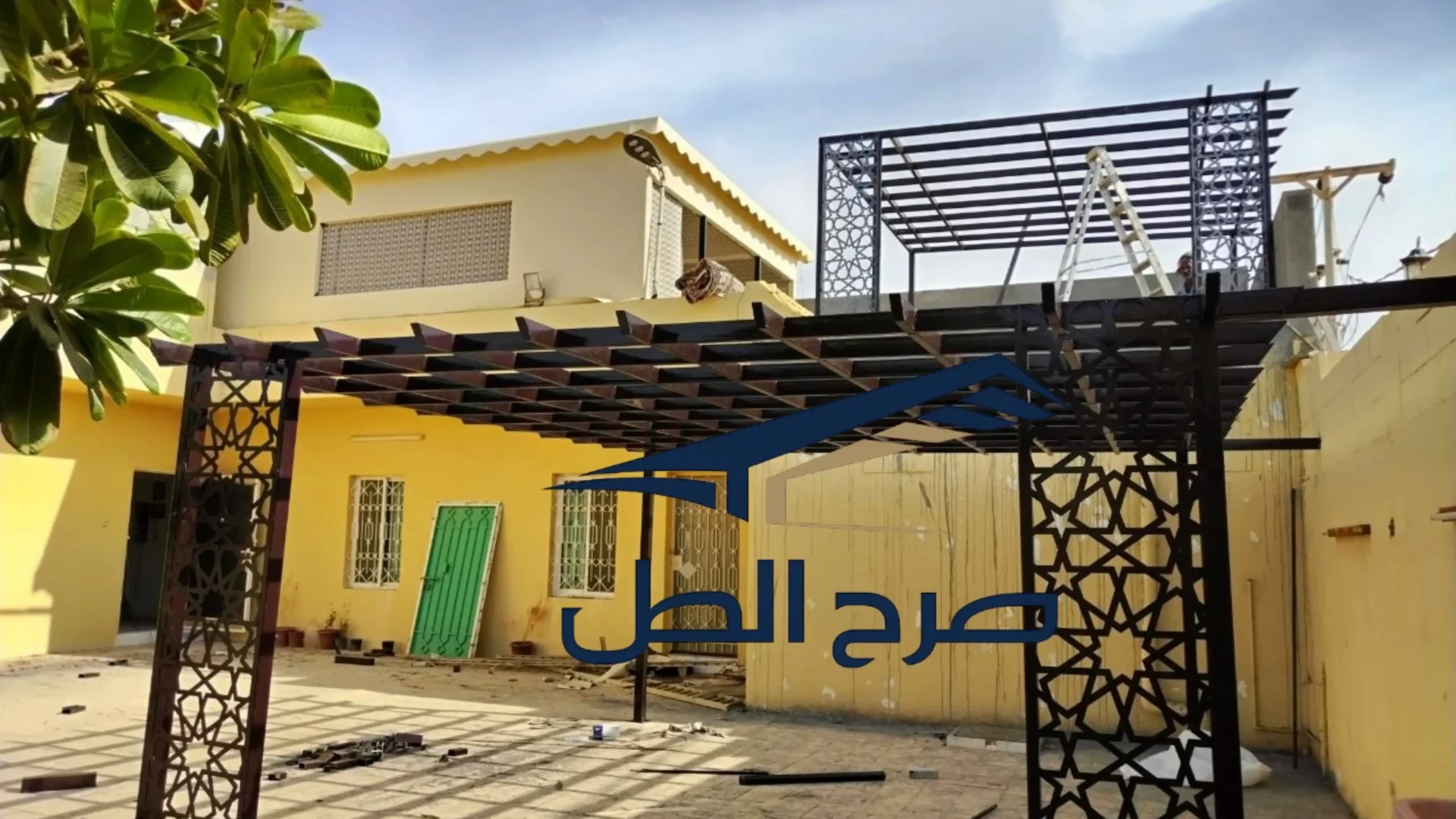 برجولة معدنية مزخرفة بسقف شرائح في فناء منزلي