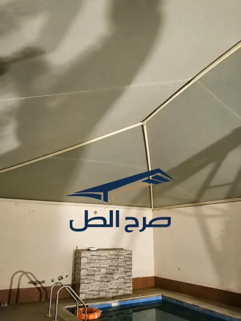 مظلة مدخل أمام مبنى