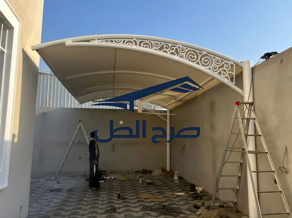مظلة مدخل منحنية مع عناصر تركيب