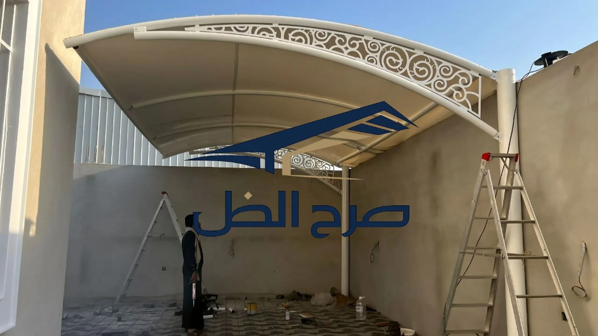 مظلة مدخل منحنية مع عناصر تركيب