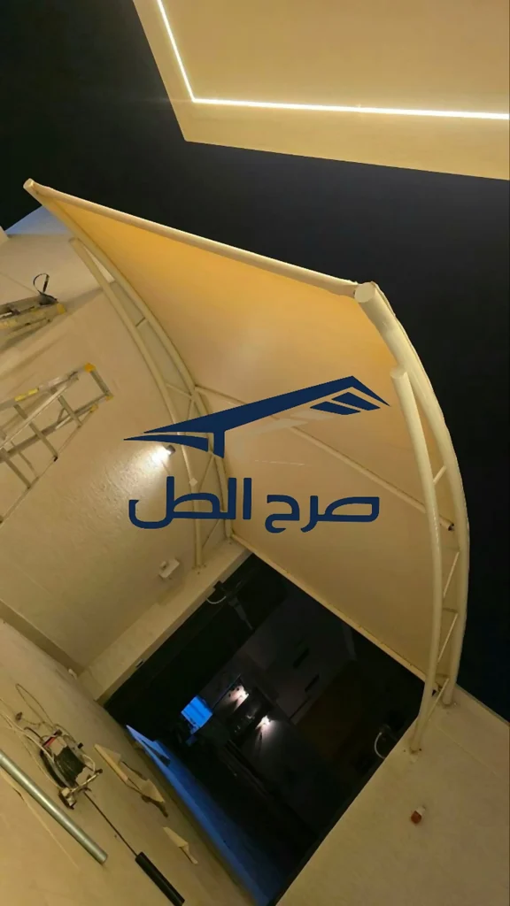 مظلة مدخل منحنية أمام مبنى سكني