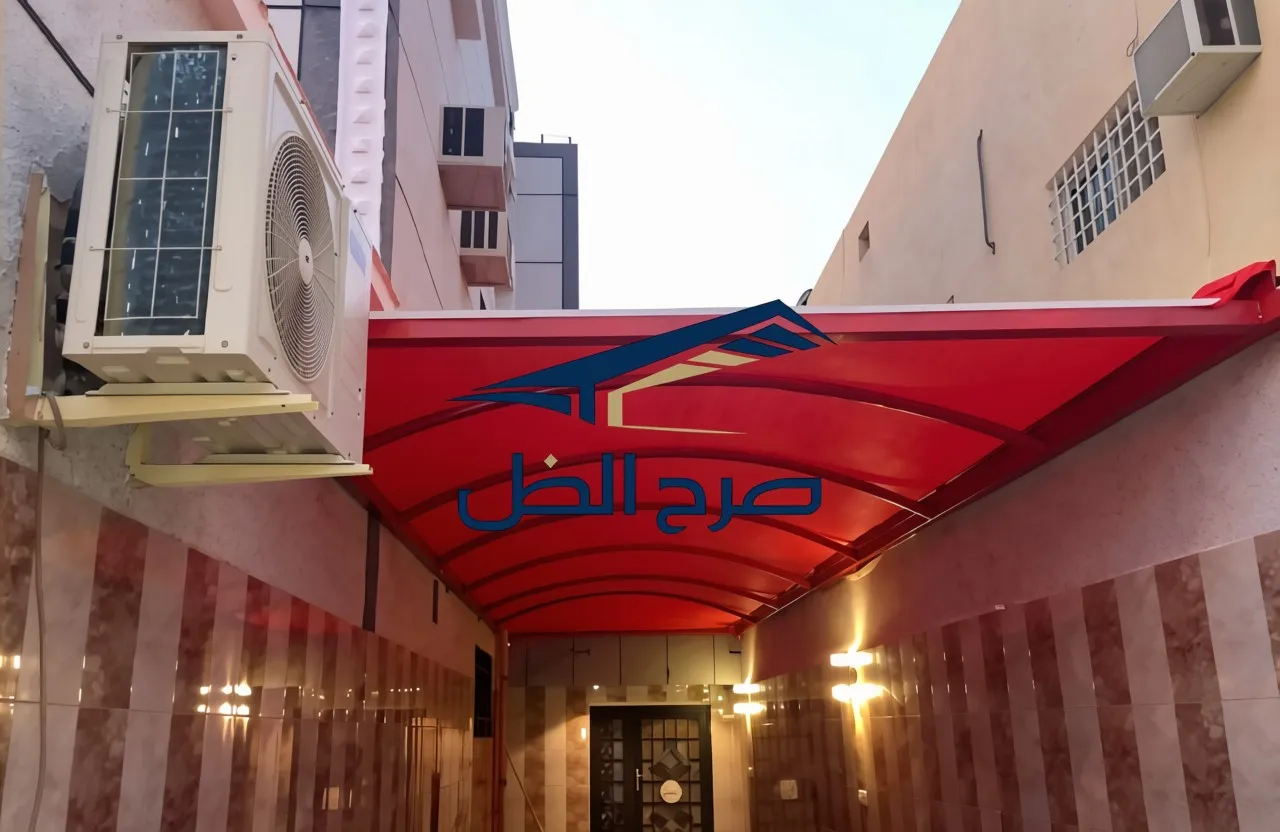 مظلة واسعة فوق مساحة خارجية مرتفعة