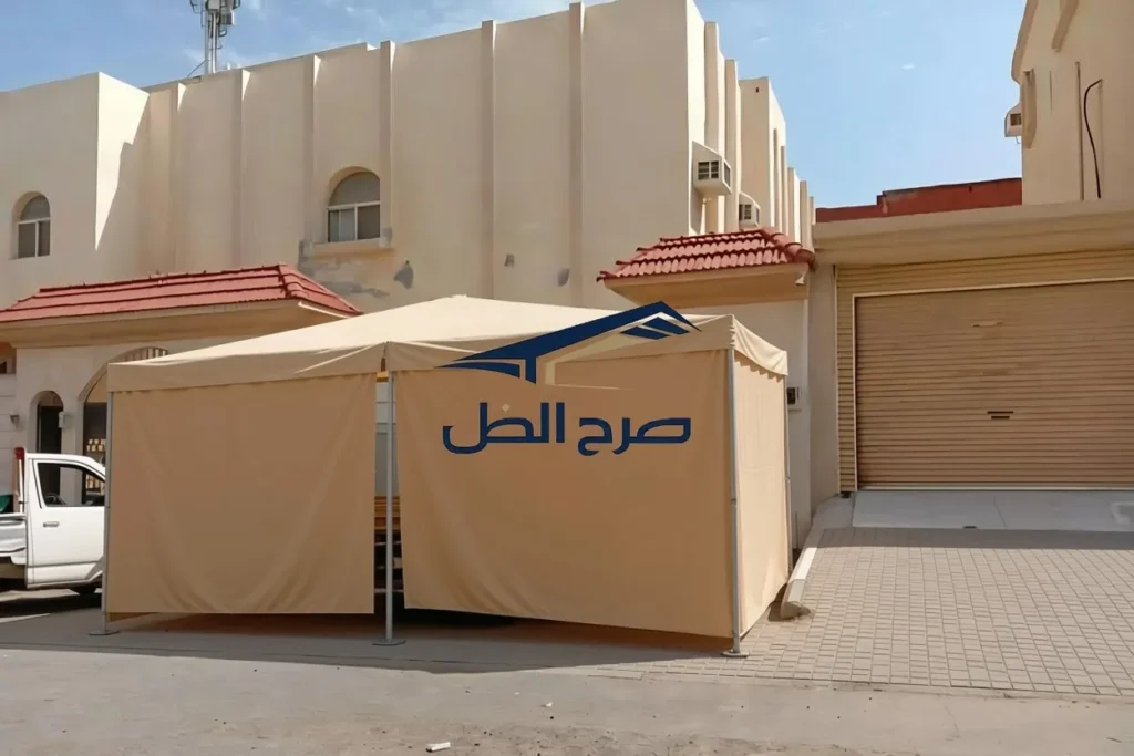 مظلة مدخل أمام منزل