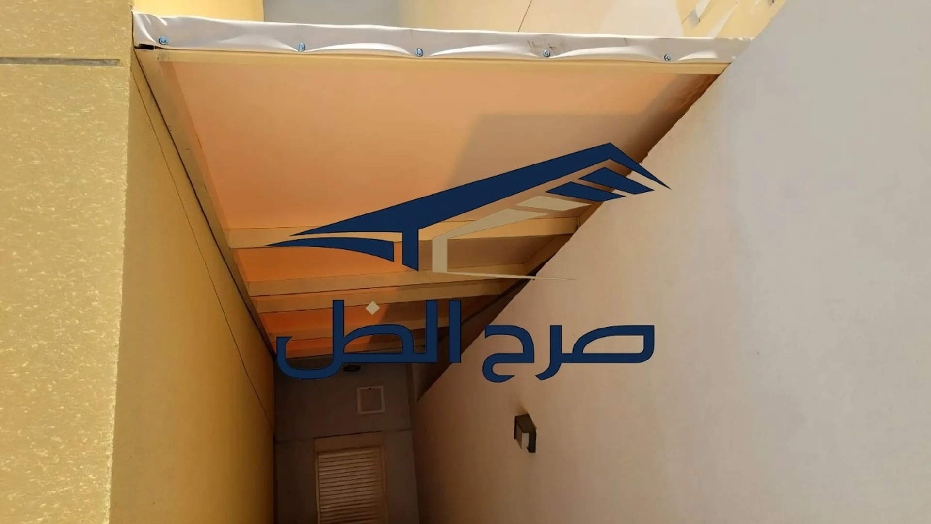 مظلة خارجية فوق مدخل