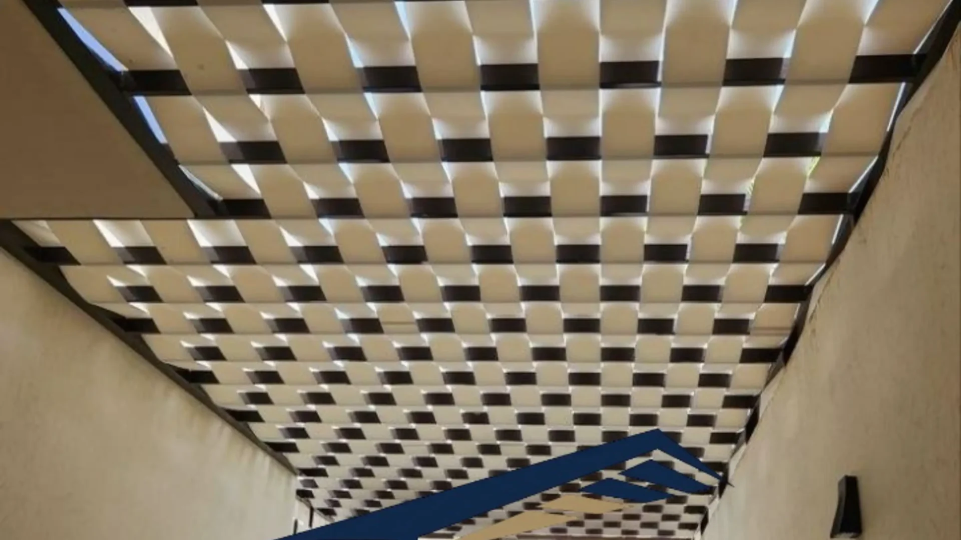 برجولة شبكية طويلة فوق ممر خارجي