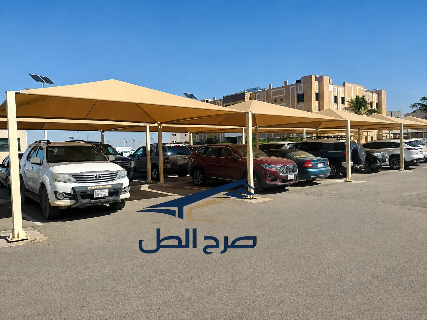 مظلات مواقف سيارات متعددة تحت تغطية خارجية