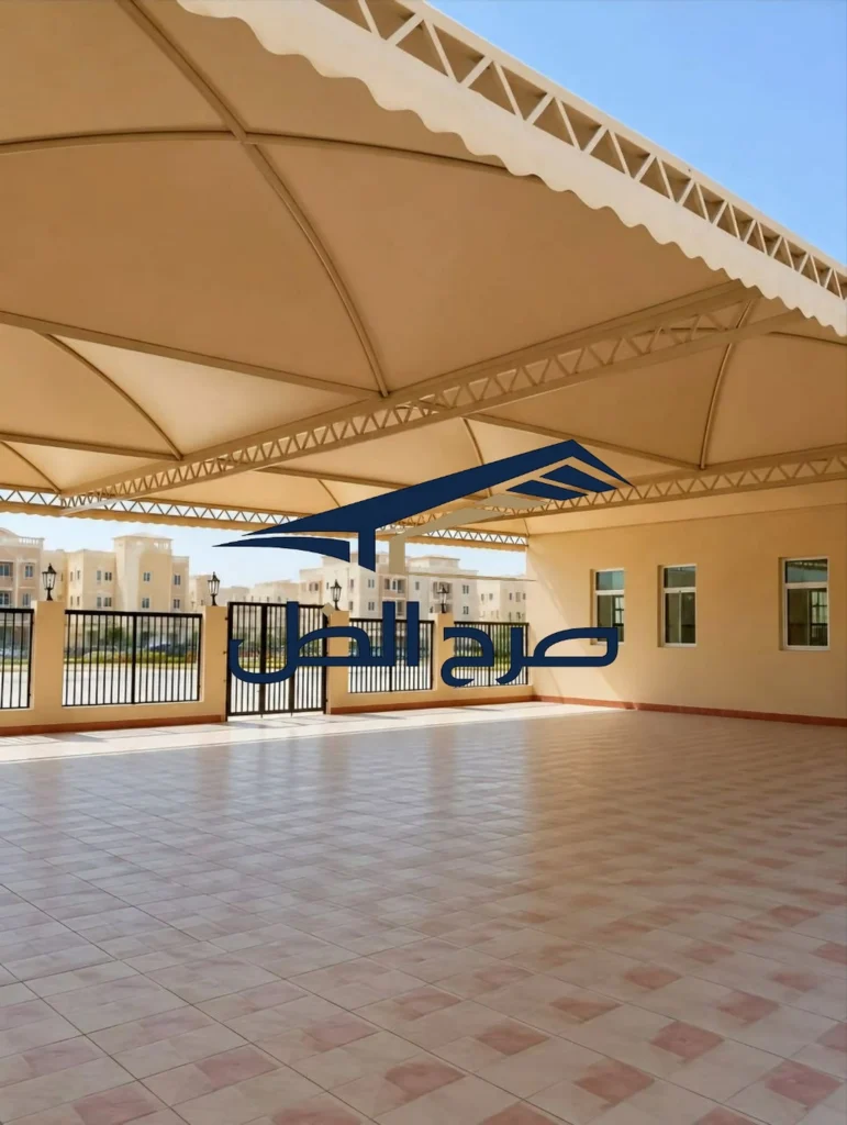 مظلة جلسة تغطي فناءً خارجياً واسعاً