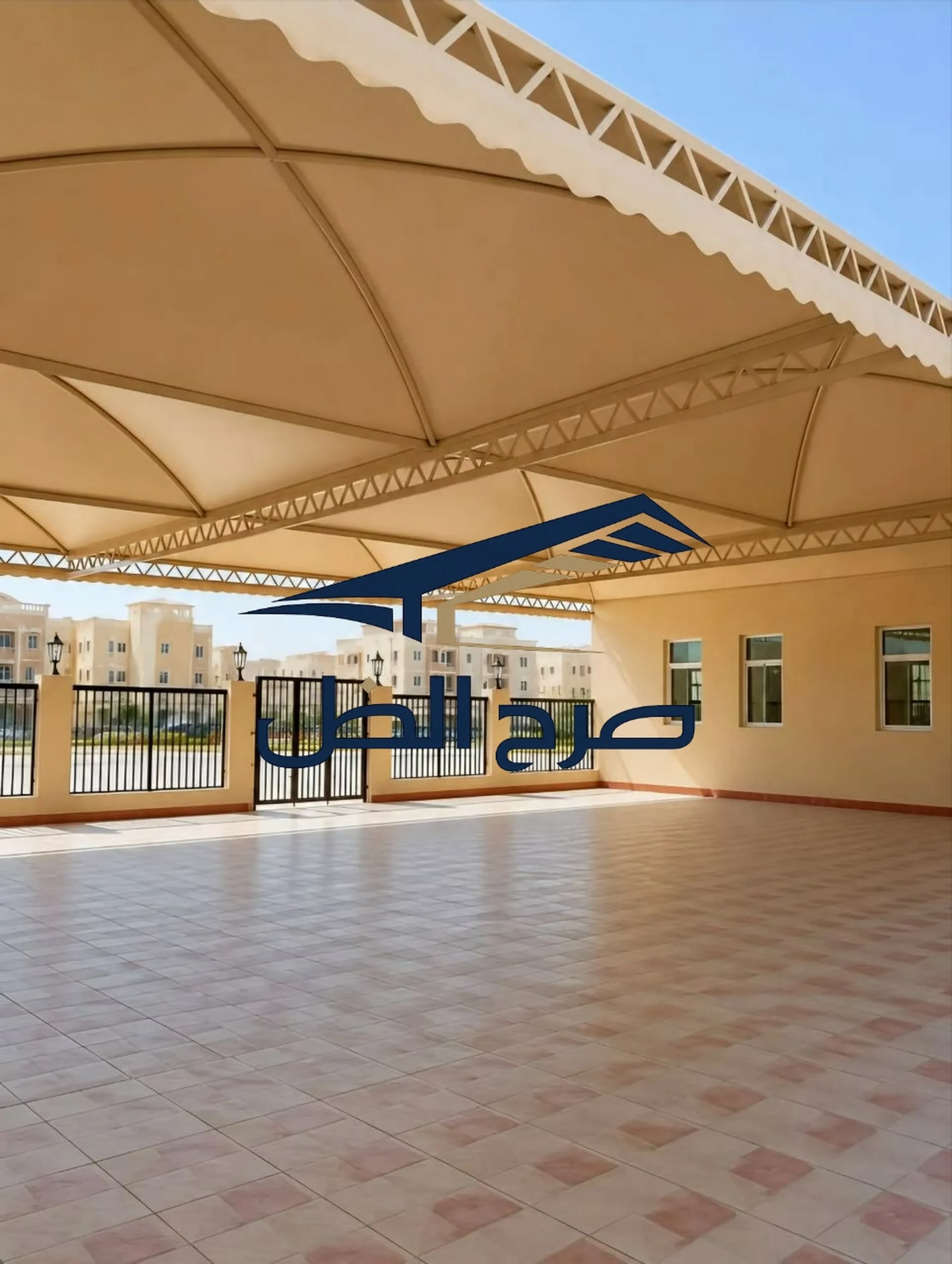 مظلة جلسة تغطي فناءً خارجياً واسعاً