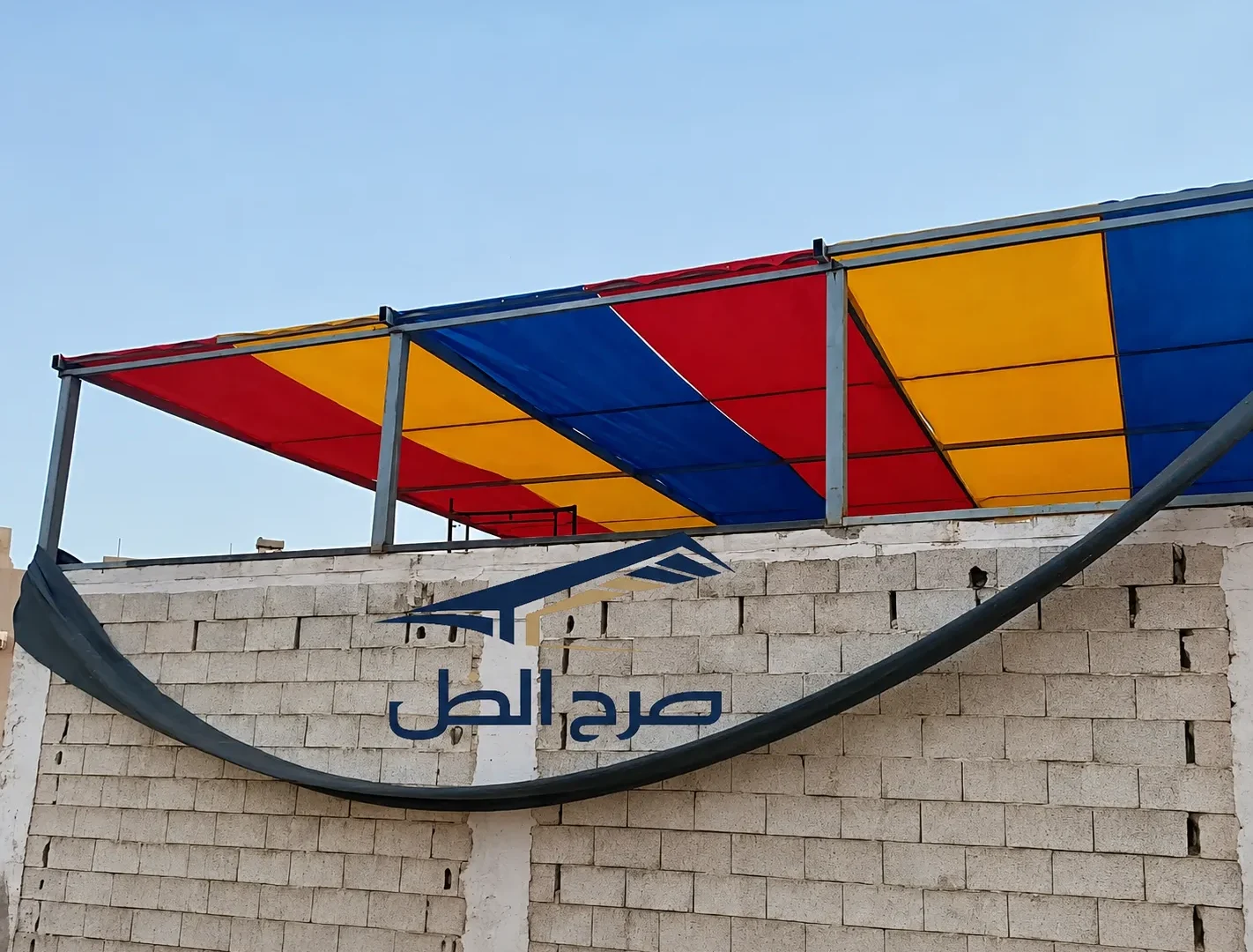 مظلة خارجية لمساحة مفتوحة