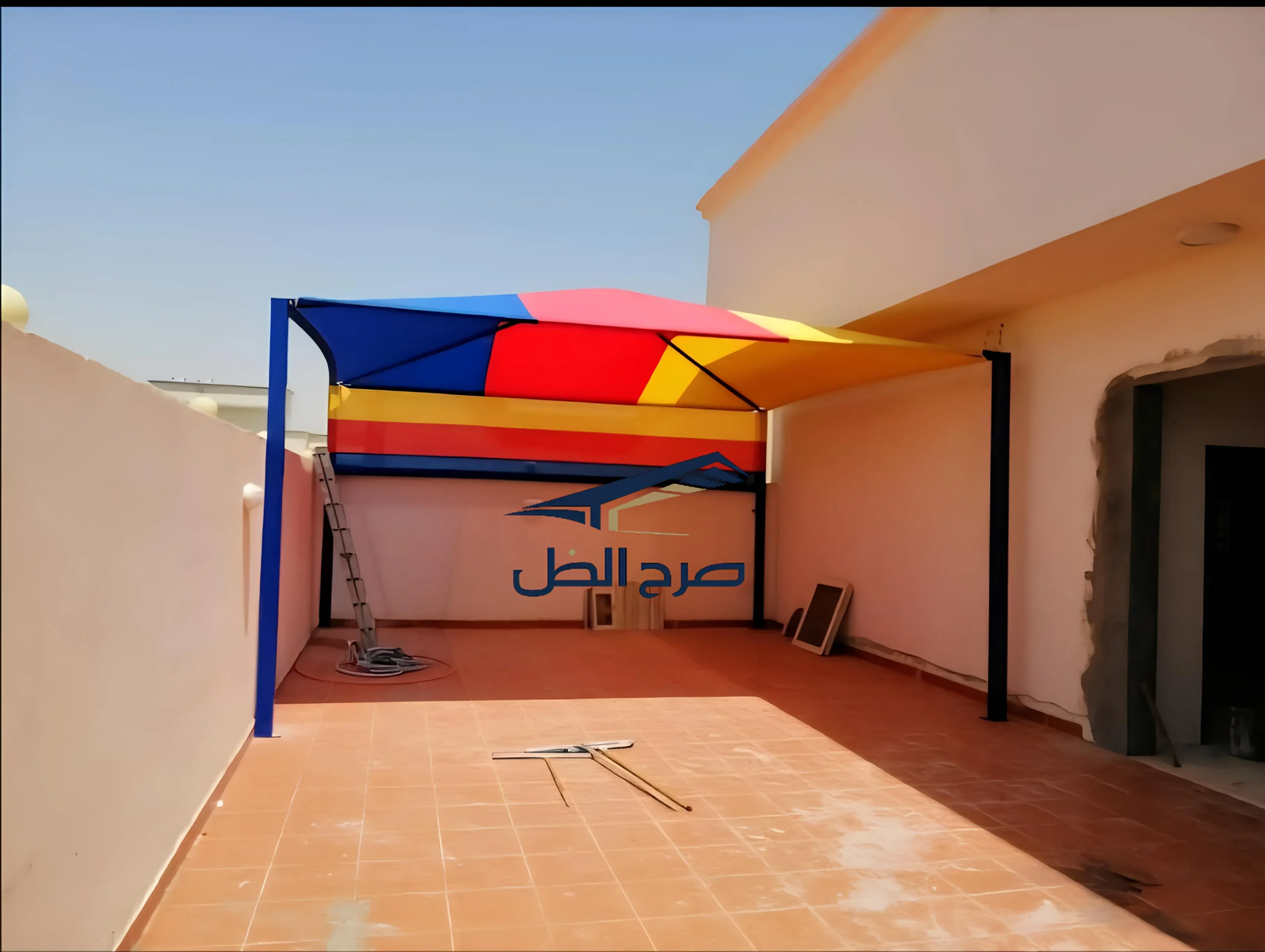 مظلة خارجية ملونة فوق فناء سكني