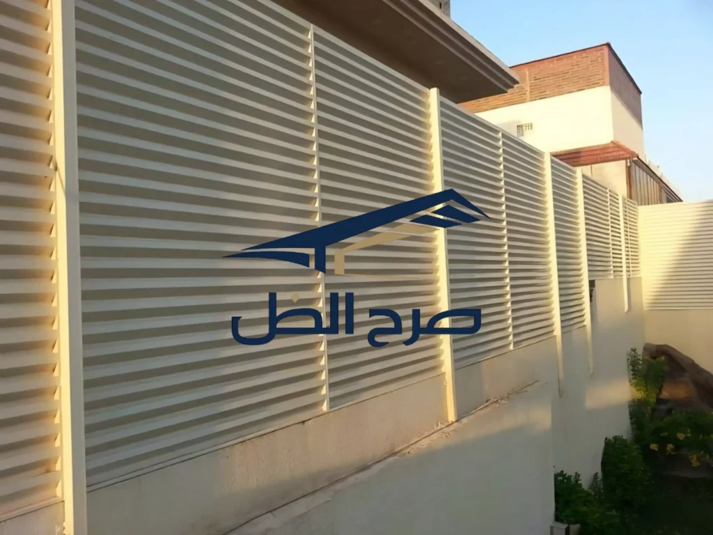 ساتر أبيض شرائحي للخصوصية حول مساحة خارجية
